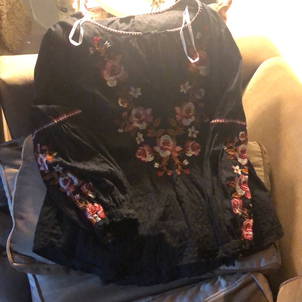 Starling Reine Embroidered Poet Blouse - 779 $35 or $30 w/offer